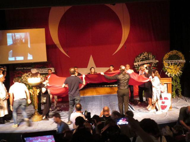 Usta oyuncu Enis Fosforoğlu için Haldun Taner Sahnesi'nde tören düzenlendi