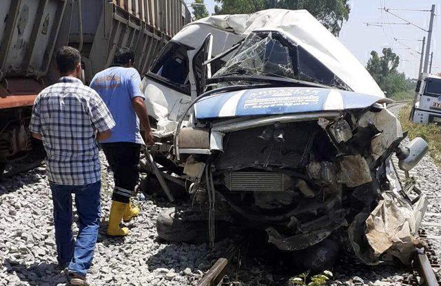 Mersin'de tren, minibüse çarptı: 1 ölü, 4 yaralı (2)