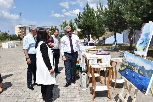 Öğrencilerin göz nuru el emekleri sergilendi