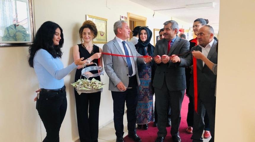 Öğrencilerin göz nuru el emekleri sergilendi