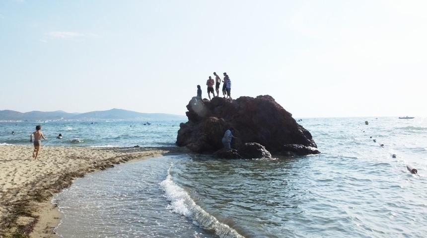 Burhaniye &Ouml;ren plajındaki Deniz Kızı Heykeli ilgi odağı oldu