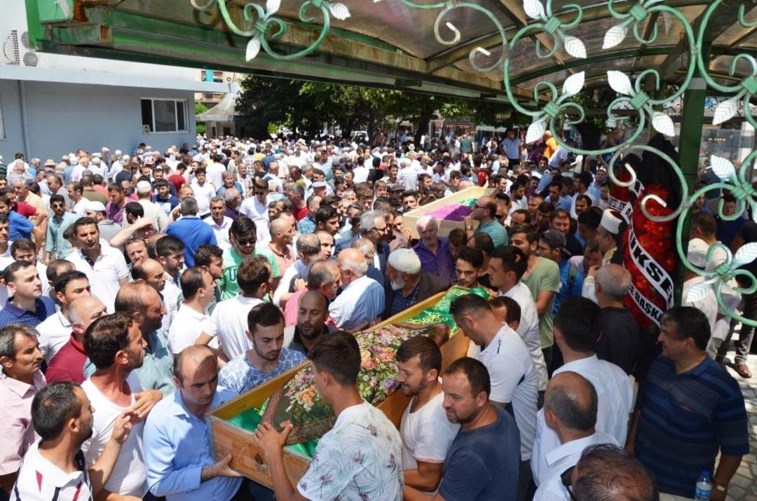 Birlikte &ouml;ld&uuml;ler birlikte son yolculuğa uğurlandılar