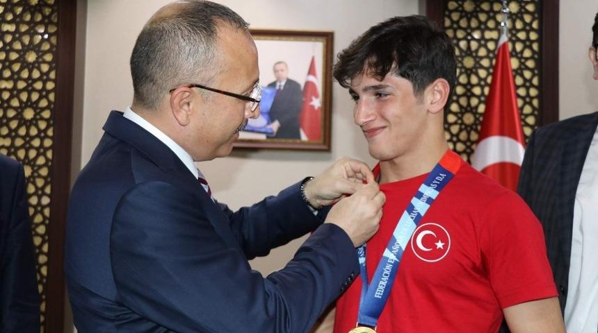 Vali Atik Siirtli g&uuml;reş&ccedil;ileri makamında kabul etti