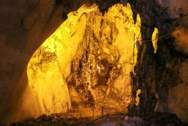 5 milyon yıllık mağara ziyaretçi akınına uğruyor