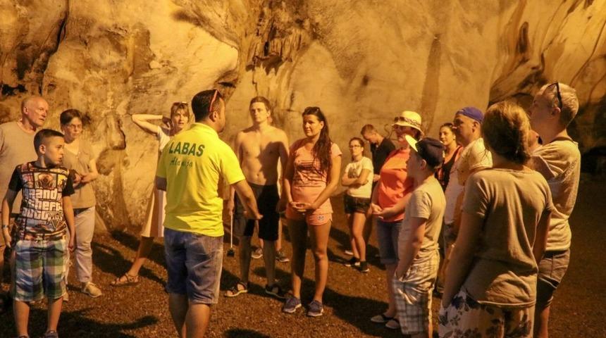 5 milyon yıllık mağara ziyaret&ccedil;i akınına uğruyor