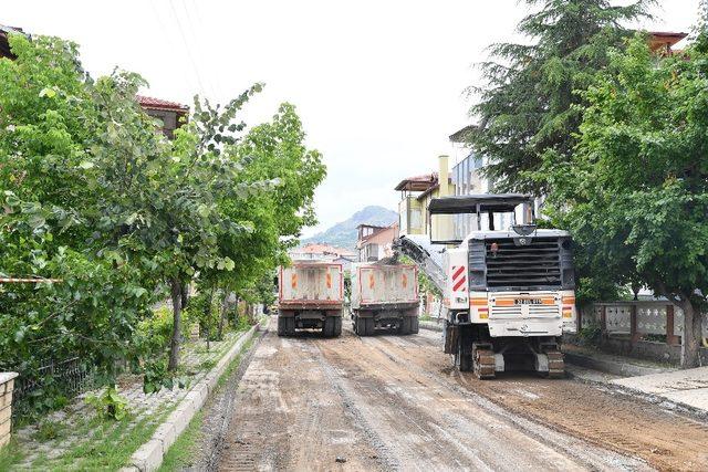 Isparta Belediyesi’nden Hızırbey ve Karaağaç’ta asfalt çalışmaları