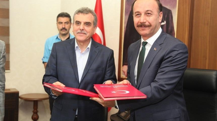 Valilik ile belediye arasında işbirliği protokol&uuml; imzalandı