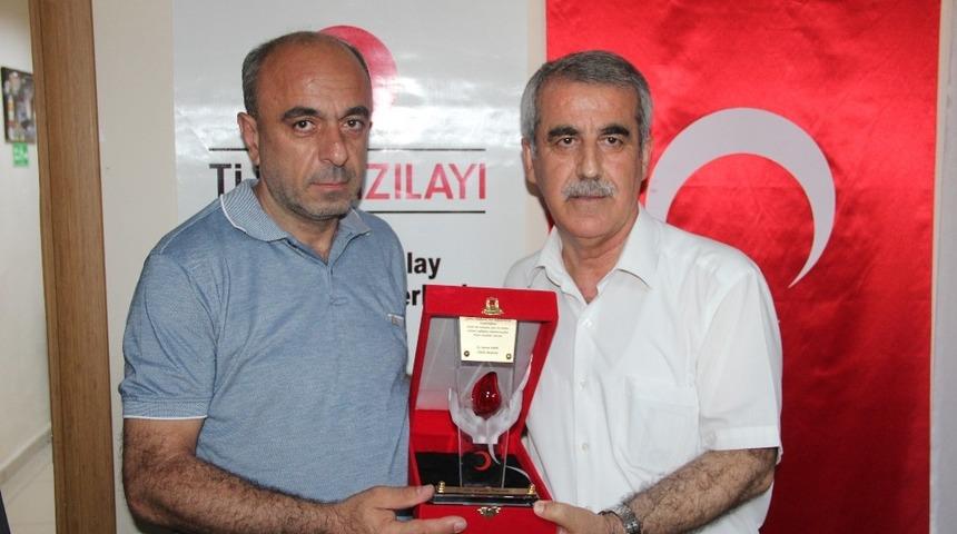 Kan bağış&ccedil;ılarına plaket