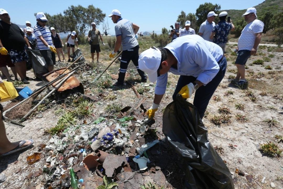 Bodrum Belediye Başkanı eline eldiveni takıp &ccedil;&ouml;p topladı