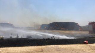 Saman yangını köye sıçradı vatandaşlar paniğe kapıldı