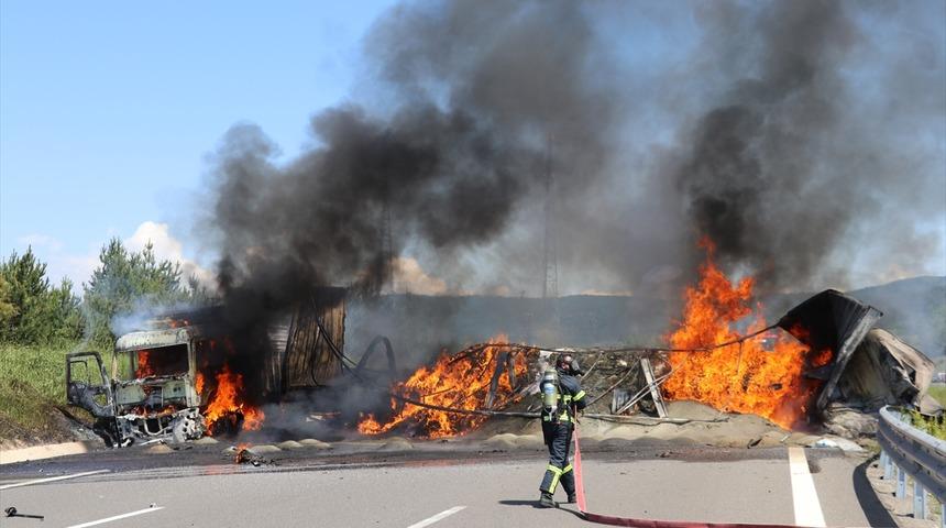 TEM Otoyolunda 3 araç yandı! Otoyol çift yönlü ulaşıma kapandı 
