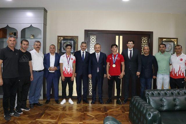 Siirt Valisi, Kayseri Şekersporlu Milli Güreşçileri Makamında Kabul Etti