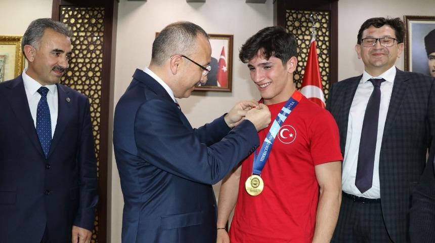 Siirt Valisi, Kayseri Şekersporlu Milli G&uuml;reş&ccedil;ileri Makamında Kabul Etti