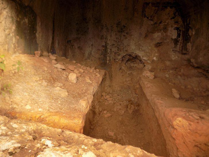 2 bin yıllık Hz. İsa kaya resmi defineciler tarafından tahrip edildi G3