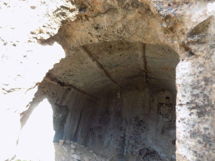 2 bin yıllık Hz. İsa kaya resmi defineciler tarafından tahrip edildi G5