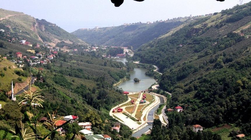 Başkan Ekim: "Doğu Karadeniz B&ouml;lgesi&rsquo;ne yolu d&uuml;şenlerin ge&ccedil;mişi &ccedil;ok uzak olmayan Sera heyelan set g&ouml;l&uuml;n&uuml; g&ouml;rmesi gerekir"
