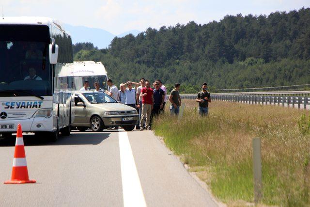 TEM'de çarpışan 3 araç alev alev yandı; yol trafiğe kapandı