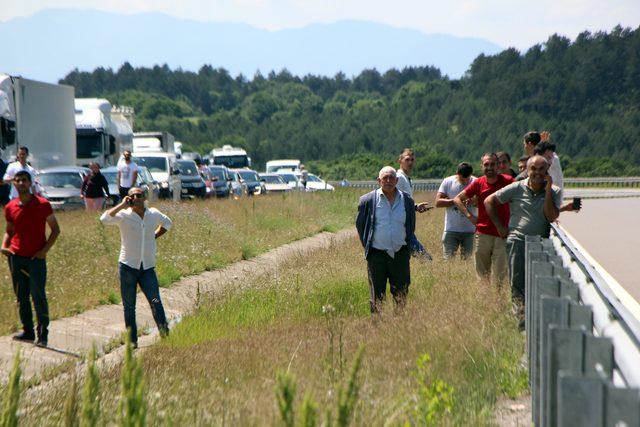 TEM'de çarpışan 3 araç alev alev yandı; yol trafiğe kapandı