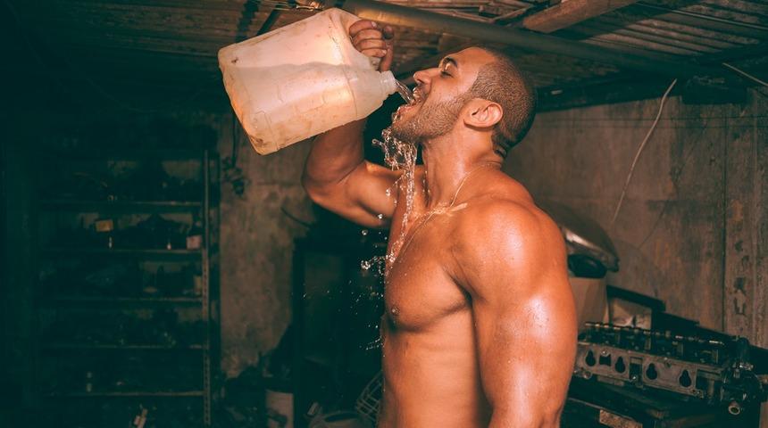 Erkekler, daha karizmatik olmak için meğer bunları yapıyorlarmış!