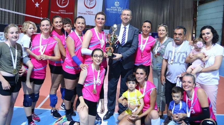 Biraz Veteran Voleybol Takımı Kocaeli&rsquo;de şampiyon oldu