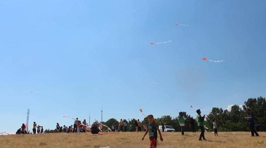 Yetim &ccedil;ocuklar u&ccedil;urtma şenliğinde buluştu