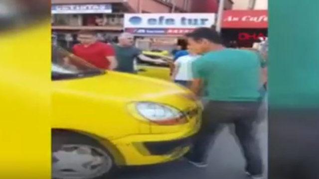 Trafikte şoke eden görüntü! Aracını kalabalığın arasına sürdü
