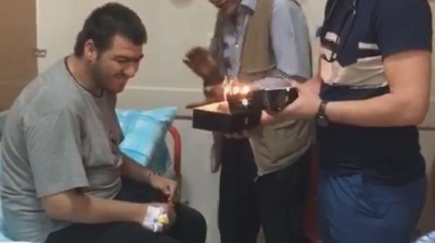 Acil servis ekibinden engelli gence doğum g&uuml;n&uuml; s&uuml;rprizi