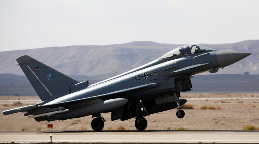 İki savaş uçağı havada çarpıştı!