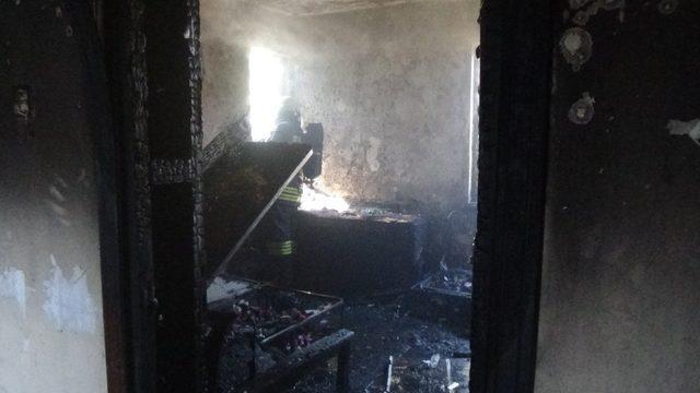 Yabancı uyruklu ailenin kaldığı evde yangın çıktı