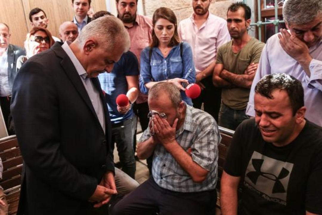 Duygusal anlar! Binali Yıldırım g&ouml;zyaşlarını zor tuttu