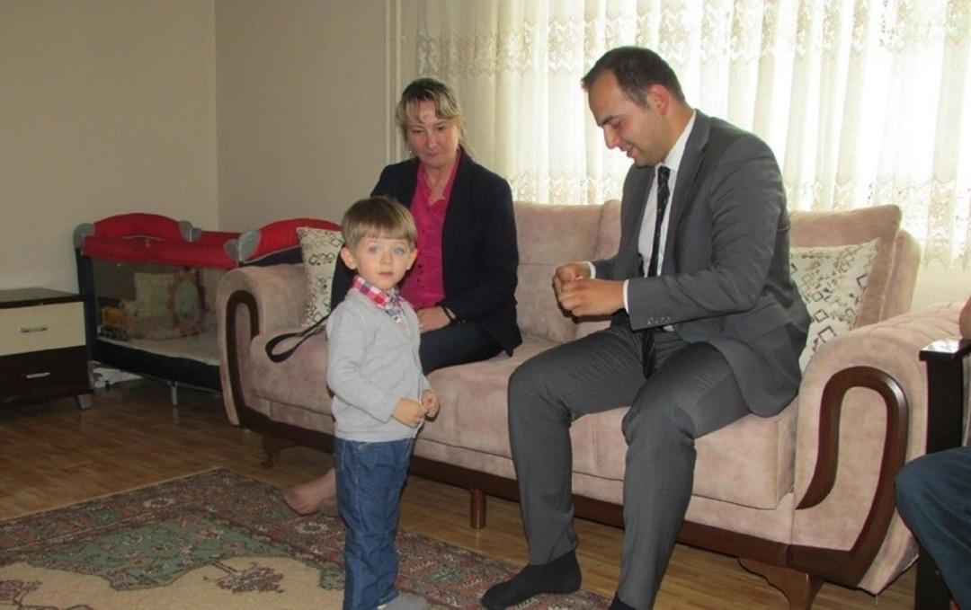 Kaymakam G&uuml;ven il&ccedil;e halkını evinde ziyaret ediyor