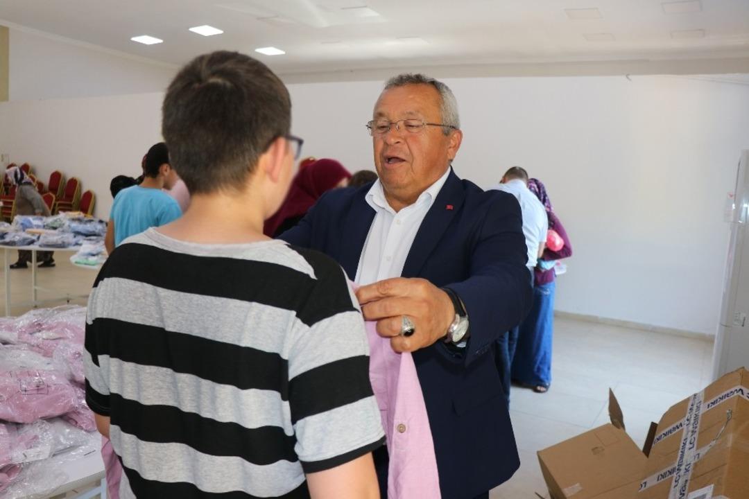 Ormanlı Belediyesi &ccedil;ocuklara 4 bin par&ccedil;a kıyafet dağıttı