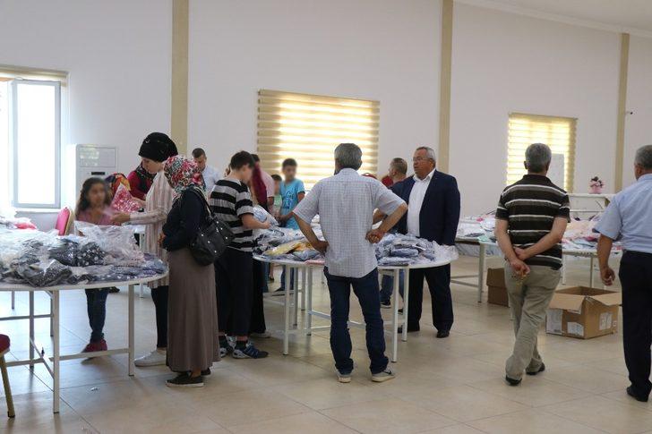 Ormanlı Belediyesi çocuklara 4 bin parça kıyafet dağıttı G3