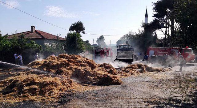 Egzozdan çıkan kıvılcım saman yüklü traktörü yaktı