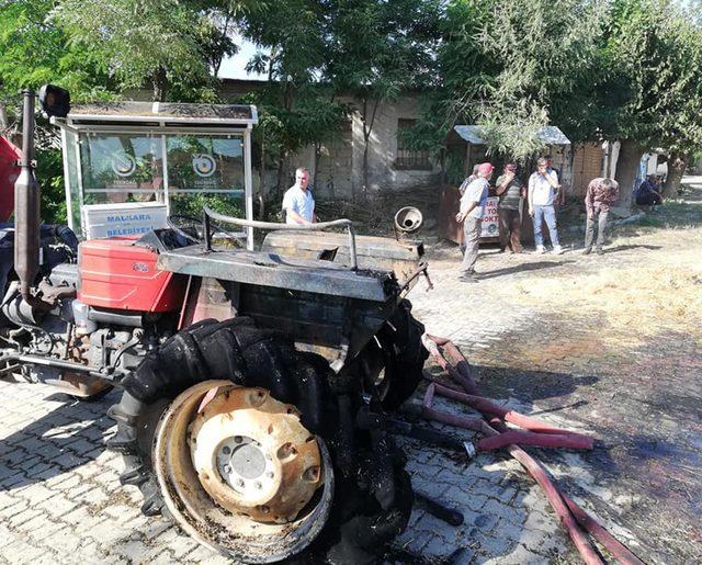 Egzozdan çıkan kıvılcım saman yüklü traktörü yaktı