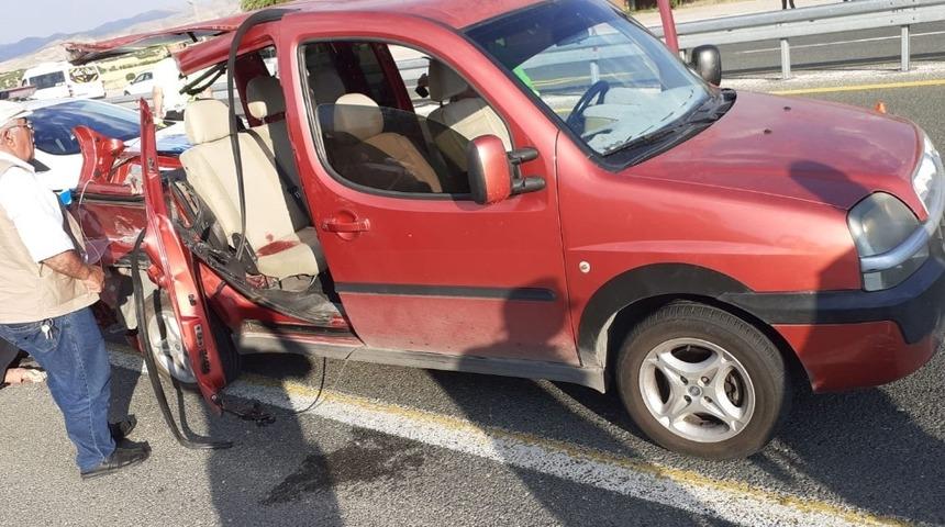 Hafif ticari araç, tıra çarptı:1 ölü,3 yaralı