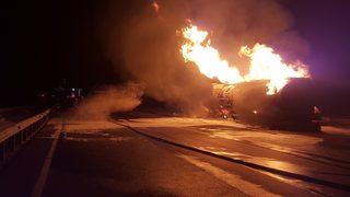 Kimyasal madde yüklü tanker alev topuna döndü! Dehşet anları kamerada!