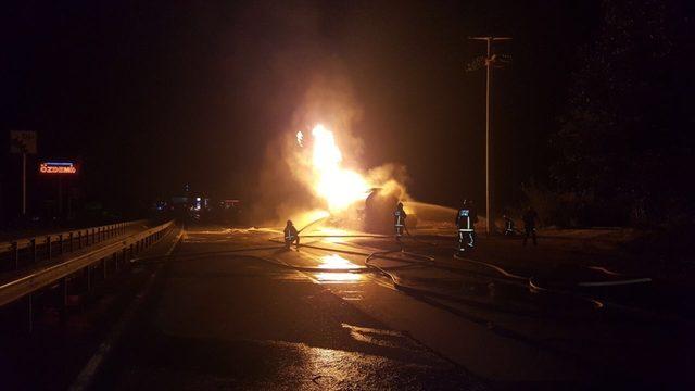 Sakarya'da etil asetat yüklü tanker yandı: 3 yaralı<br />
