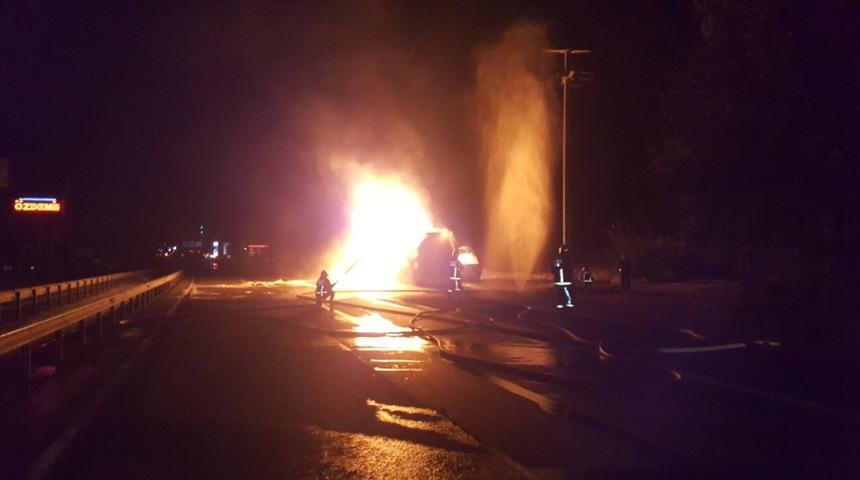GÜNCELLEME - Sakarya'da etil asetat yüklü tanker yandı: 3 yaralı