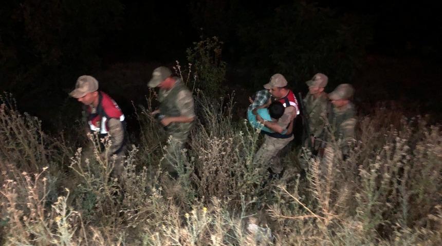 Piknikte kaybolan çocuğu jandarma tam 4 kilometre uzakta buldu!