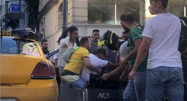 (Özel) Taksim’de taksicinin ihmali engelli adamı yaralıyordu