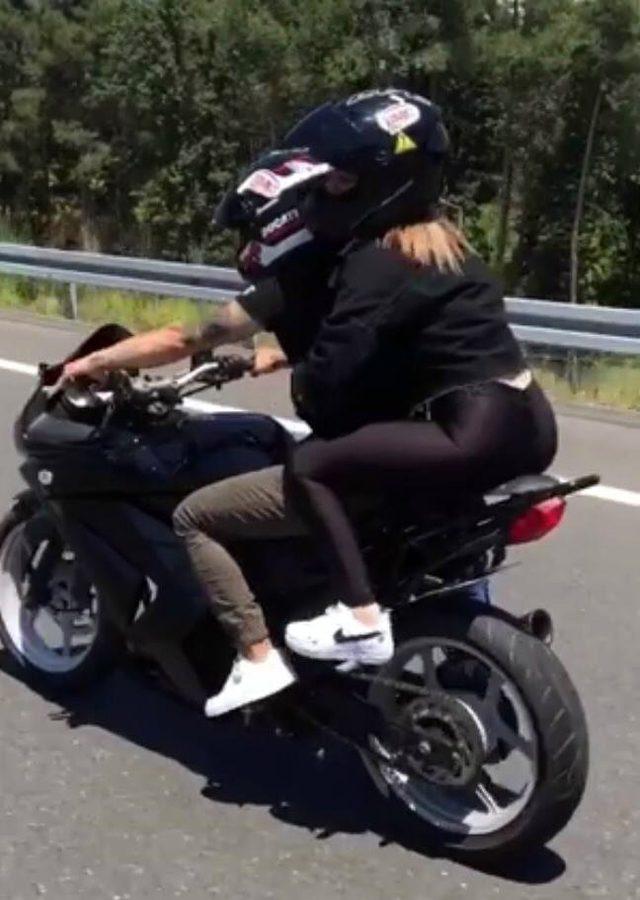 ( Özel) Seyir halindeki motosiklette kız arkadaşının üzerinden atlayıp gidonun başına geçen maganda kamerada