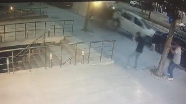 Üsküdar'da takla atan araç kaldırıma düştü, yayalar son anda kurtuldu