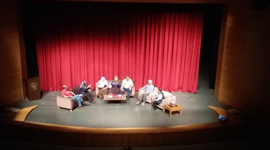 Huzurevi sakinleriyle oyun sahneledi