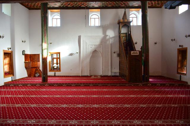 Tarihi Silahtar Ömer Paşa Camisi, ahşap mimarisiyle dikkat çekiyor