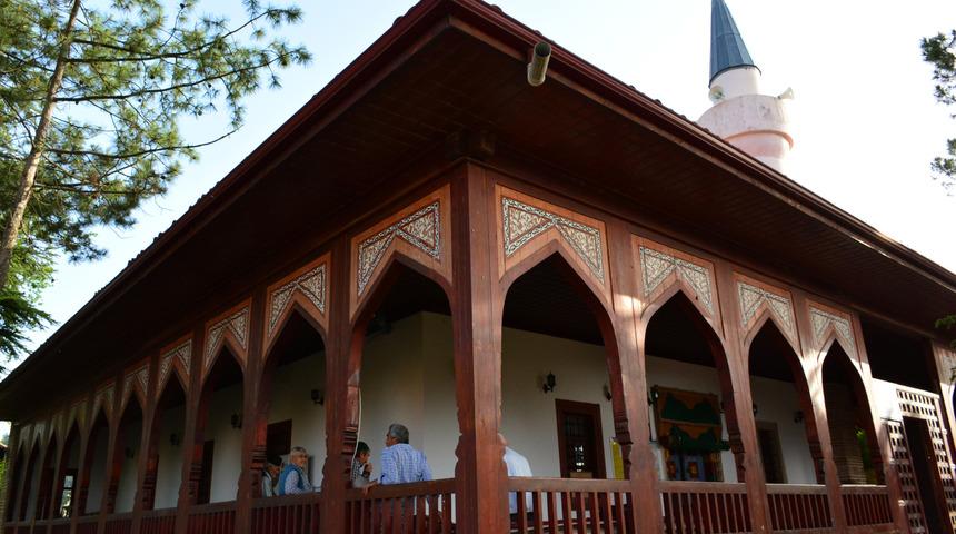 Tarihi Silahtar &Ouml;mer Paşa Camisi, ahşap mimarisiyle dikkat &ccedil;ekiyor