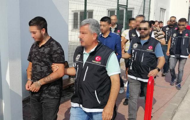 Adana'da uyuşturucu operasyonunda yakalanan 25 kişi tutuklandı