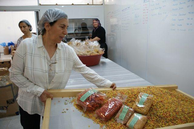 Dut yapraklı, nohut unundan makarna imal ediyor