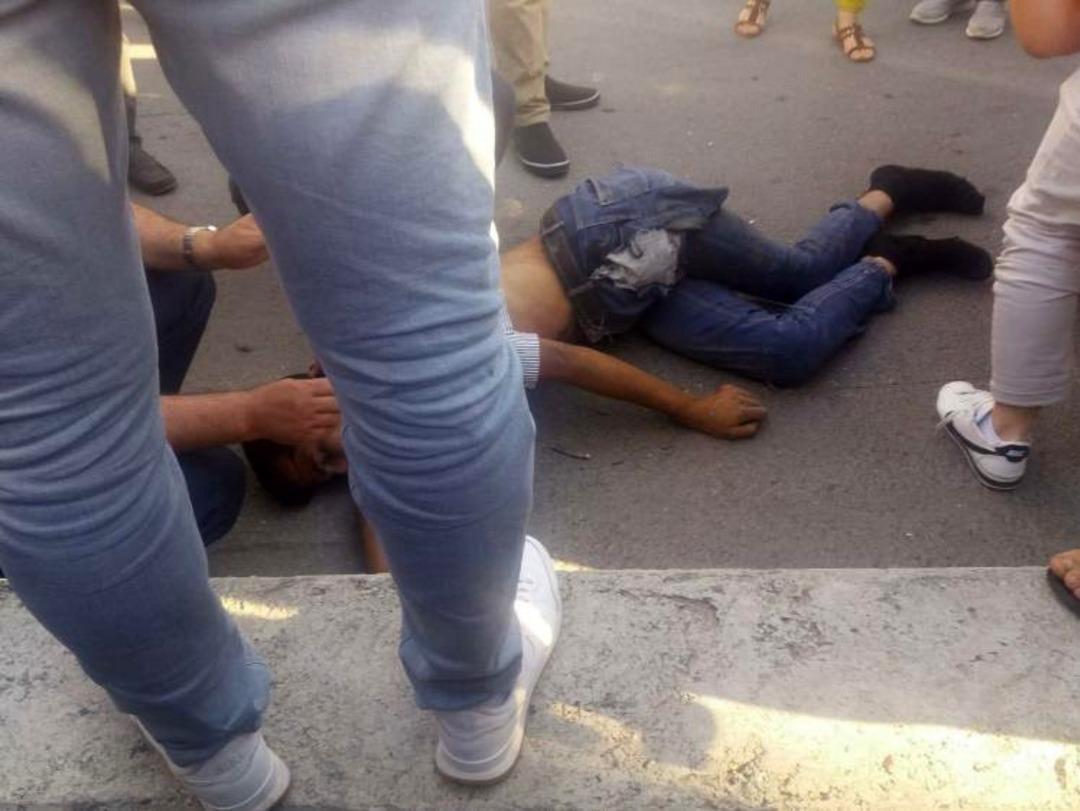 Cadde ortasında feci anlar! Saniye saniye g&ouml;r&uuml;nt&uuml;lendi