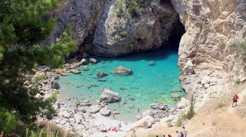 Antiocheia Ad Cragum Antik Kenti'nde tarihe doyup, Kral Koyu'nda yorgunluk atıyorlar